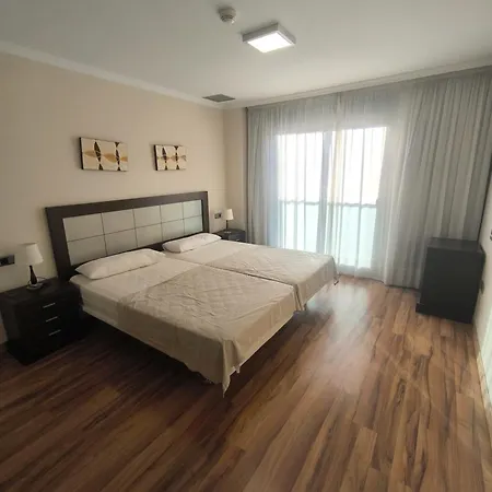 Family Spacious Apartment, Terrace, Kitchen, View, Free Parking And Wifi Apartamento